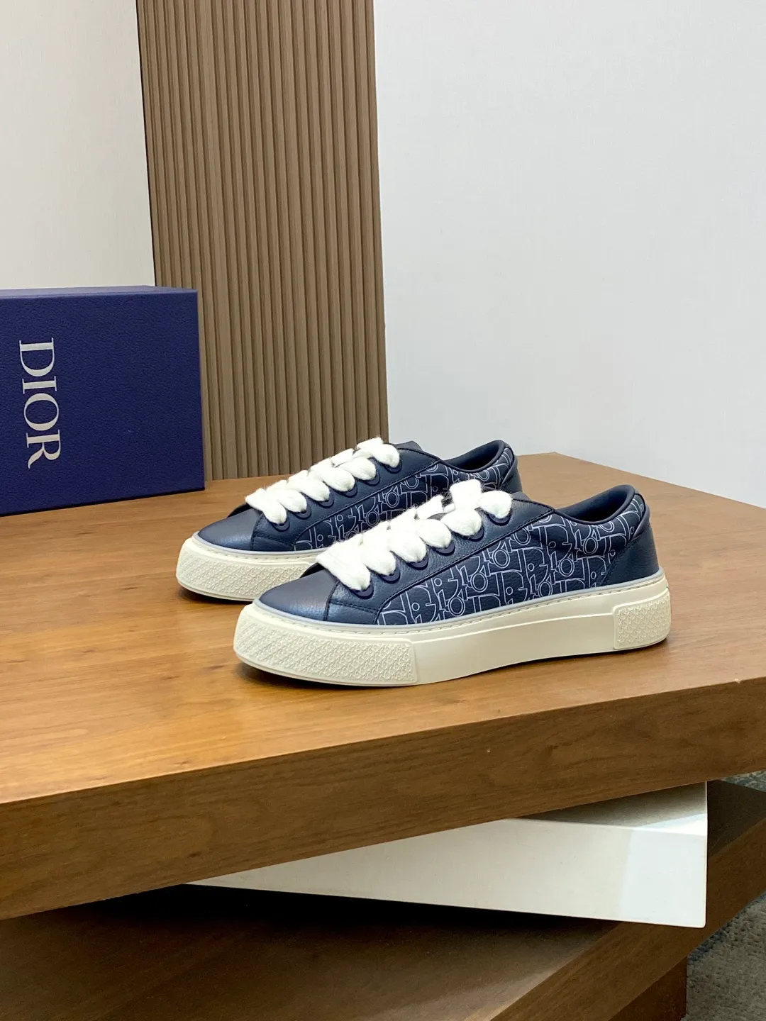 Factory price: 438💰Dior Crafted from navy and white jacquard with Oblique print and suede panels, it features a distinctive padded tongue embossed with the Dior signature, wide navy mohair laces and brass eyelets with a matte tonal finish. White rubber sole with Dior Oblique pattern, enhanced by a contrasting Dior 30 Avenue Montaigne signature on the rear. It can add fashionable temperament to casual looks. Exquisite packaging at the delivery counter🛍📦 ▪️ Fabric: Original customized Oblique presbyopia + cowhide ▪️ Lining: Original customized sheepskin + breathable mesh ▪️ Sole: Original molded anti-slip rubber material ▪️ Bottom thickness: 4CM ▪️ Size: Men's 38-45 (customized for 38, 45)